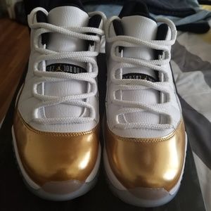 Authentic Jordan 11s closing ceremony size 7.5